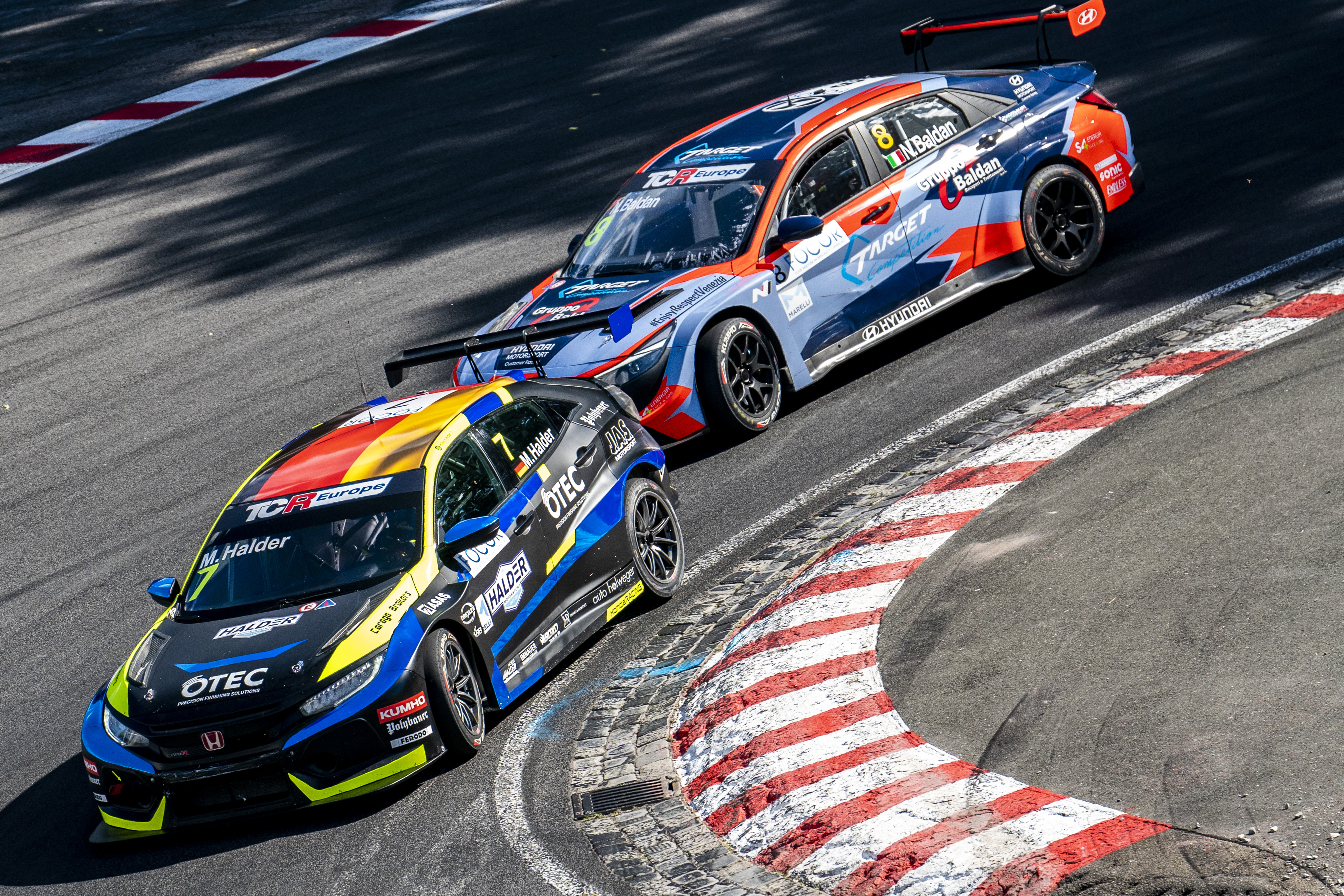 Civic Type R TCR leads WTCR standings into Portuguese street fight